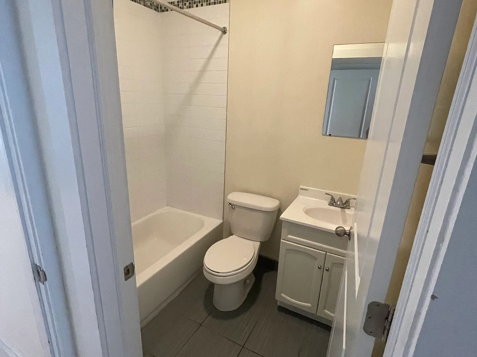 3 bed, 1000 sqft, $1,950 — Photo 2