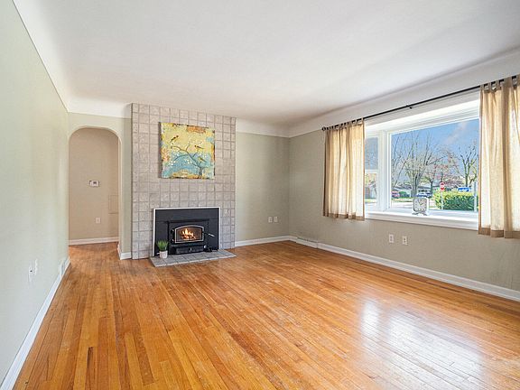 5th image of 139 E Lewis Ave