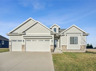 1623 Broadway St, Pella, IA 50219