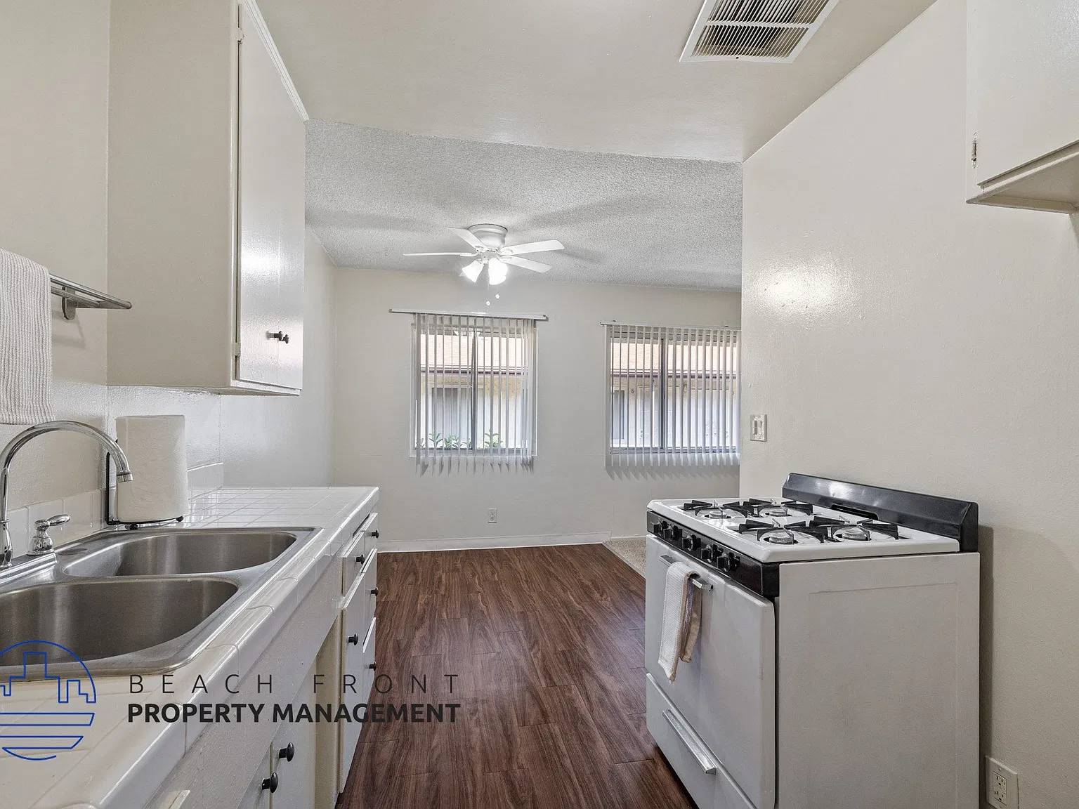 621-625 Hyde Park Blvd. — Photo 2