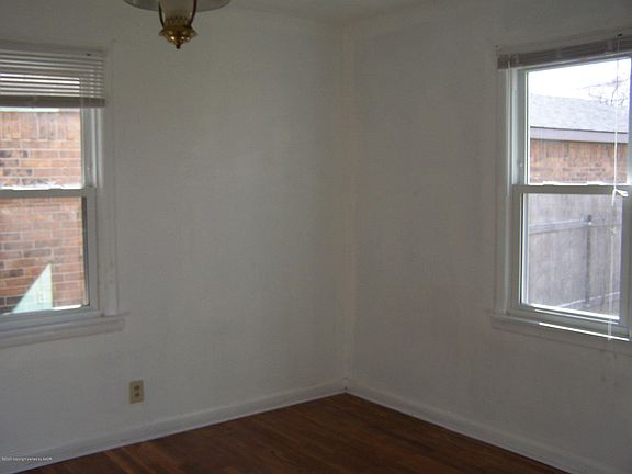 3rd image of 210 N Mackenzie Ave