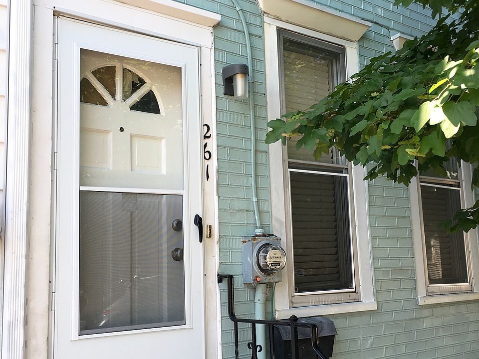 Front of 261 with new screen door
