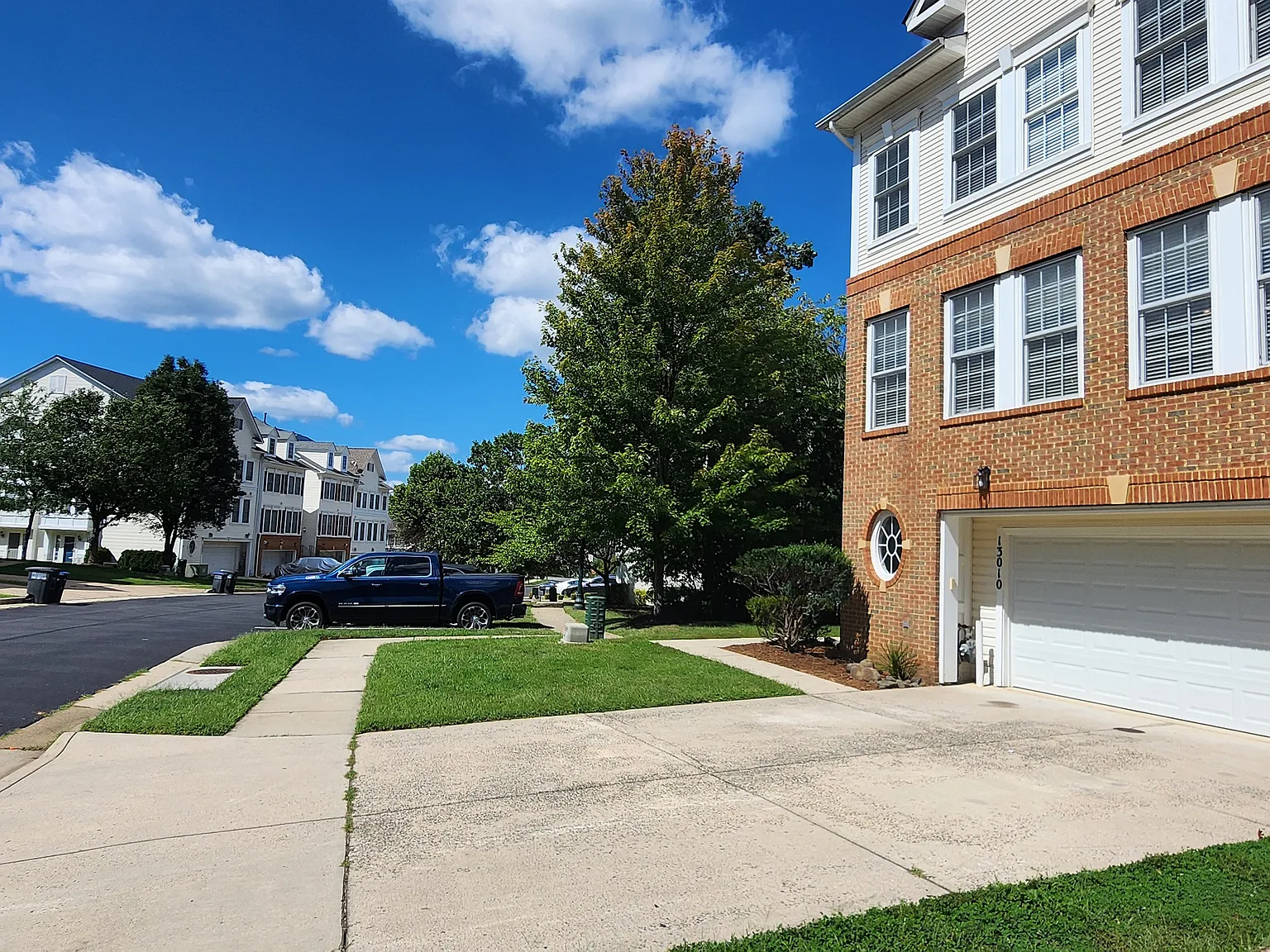3 bed, 3.5 bath, 2500 sqft, $2,975 — Photo 3