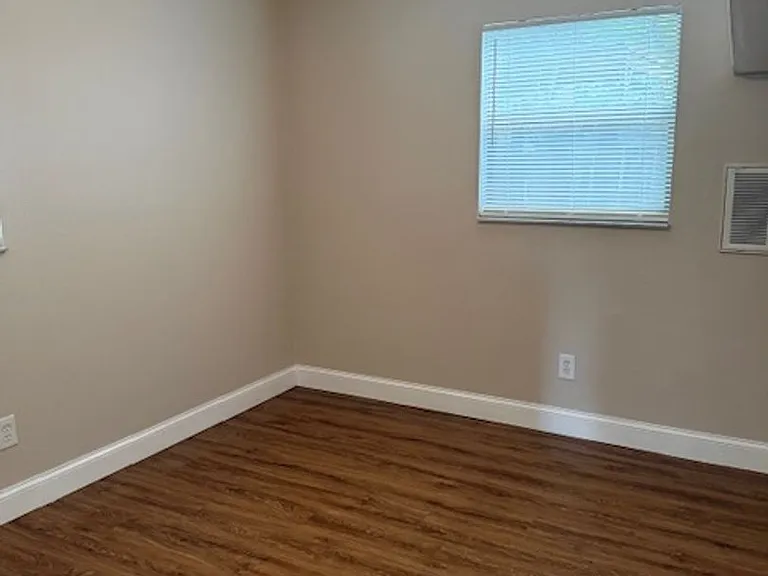 230 N Robbins Ave — Photo 10