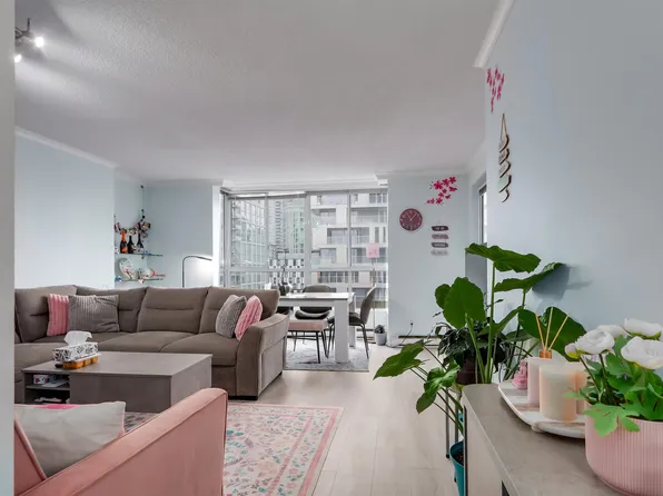 1500 Howe St #1401, Vancouver, BC V6Z 2N1