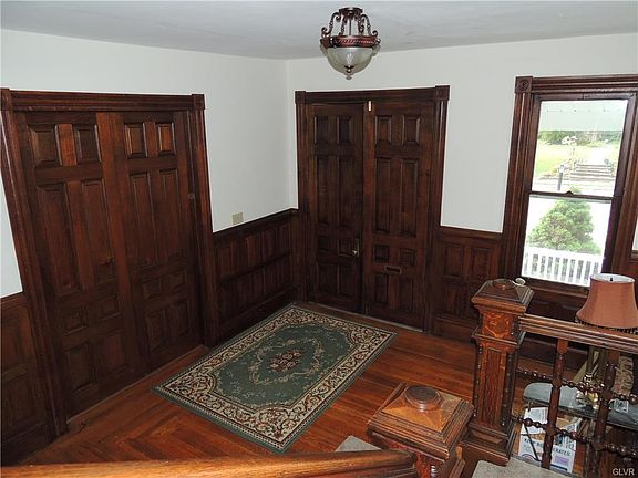 13x18 foyer. common on 1st floor.