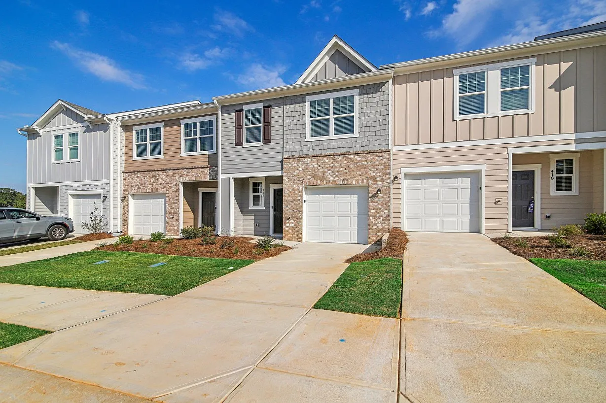 3 bed, 2.5 bath, 1421 sqft, $1,895 — Photo 2