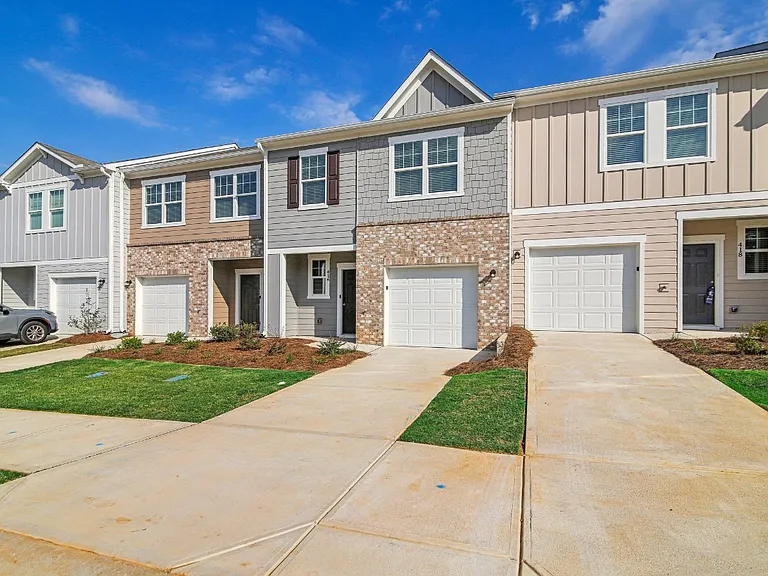 136 Saginaw Ct — Photo 2