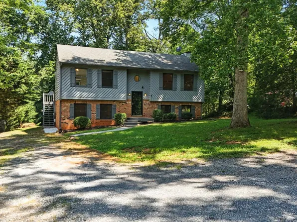 303 Jefferson Woods Dr, Forest, VA 24551