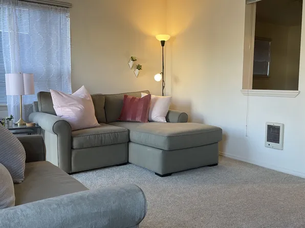 5261 Brooklyn Ave NE APT 202, Seattle, WA 98105