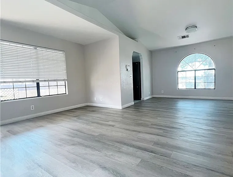 1405 Santa Margarita St #E — Photo 3