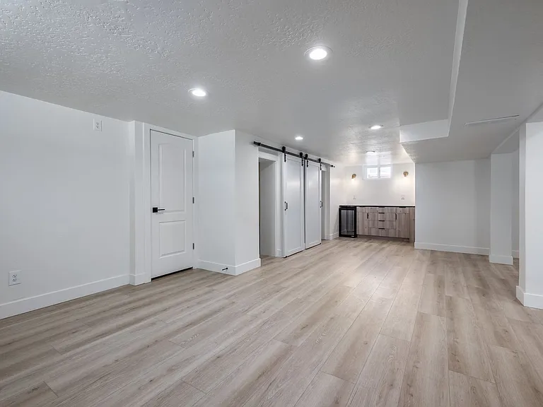 2327 E Bryan Ave — Photo 20
