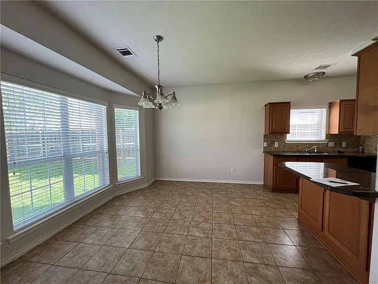 911 Scoffield Dr — Photo 11