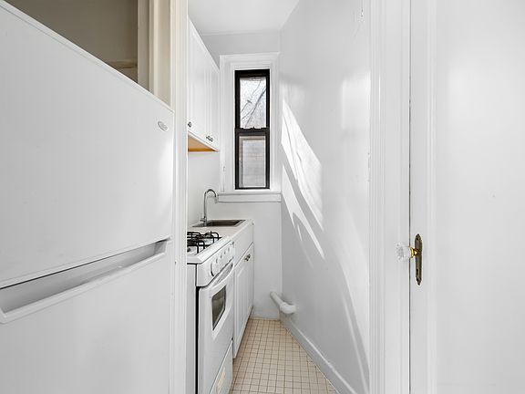 4th image of 210 E 75th St APT 6C