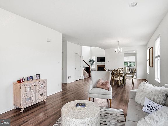 3rd image of 27 Compass Cir