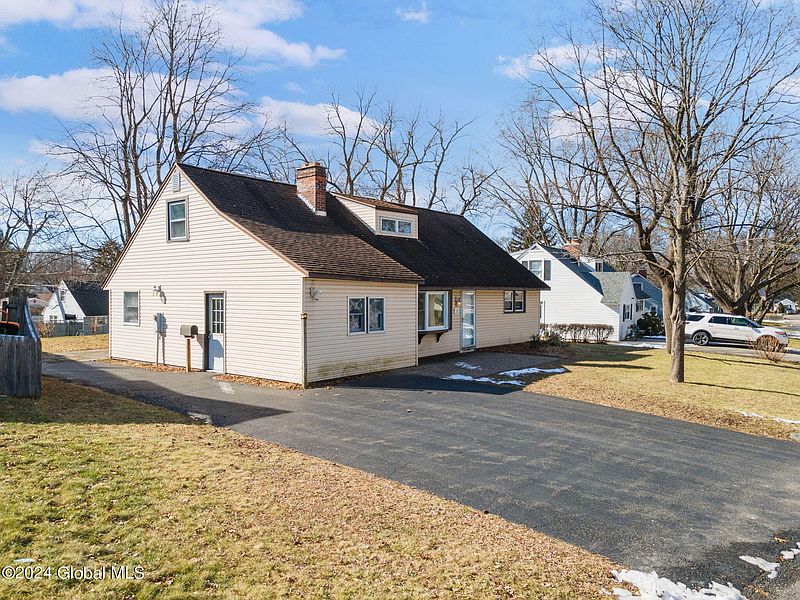 3rd image of 18 Knob Hill Road