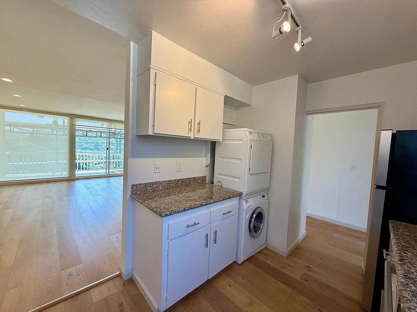 Beautifully Updated Two Bed / One Bath Tiburon Condo. Incredible Panoramic Views! — Photo 4