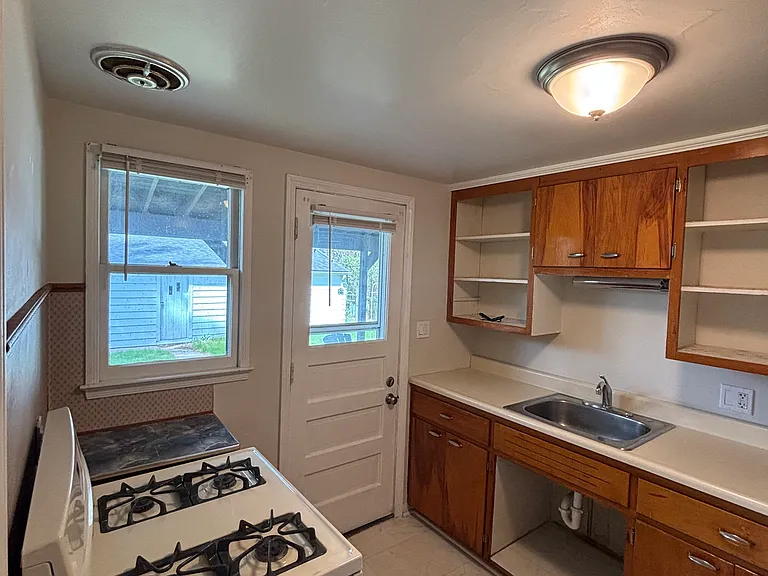 907 E Forest Ave — Photo 6