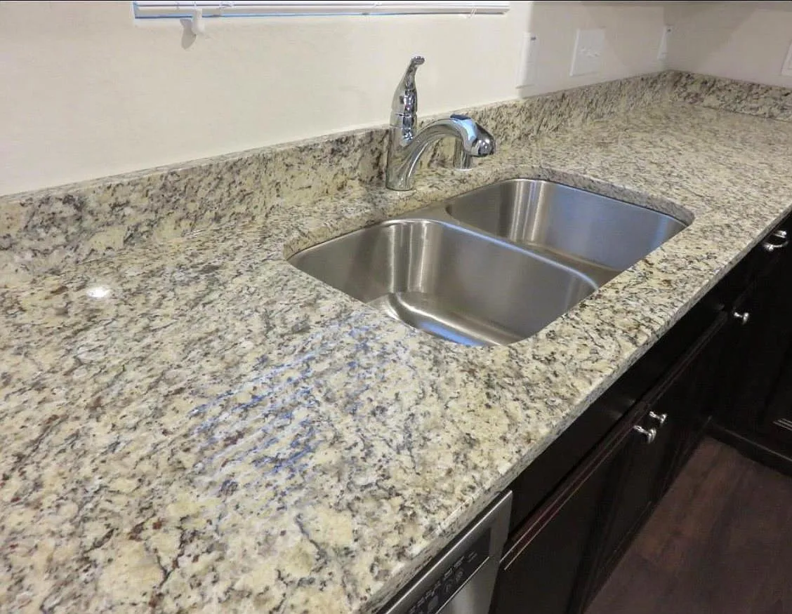 4 bed, 2.5 bath, 2375 sqft, $2,250 — Photo 4