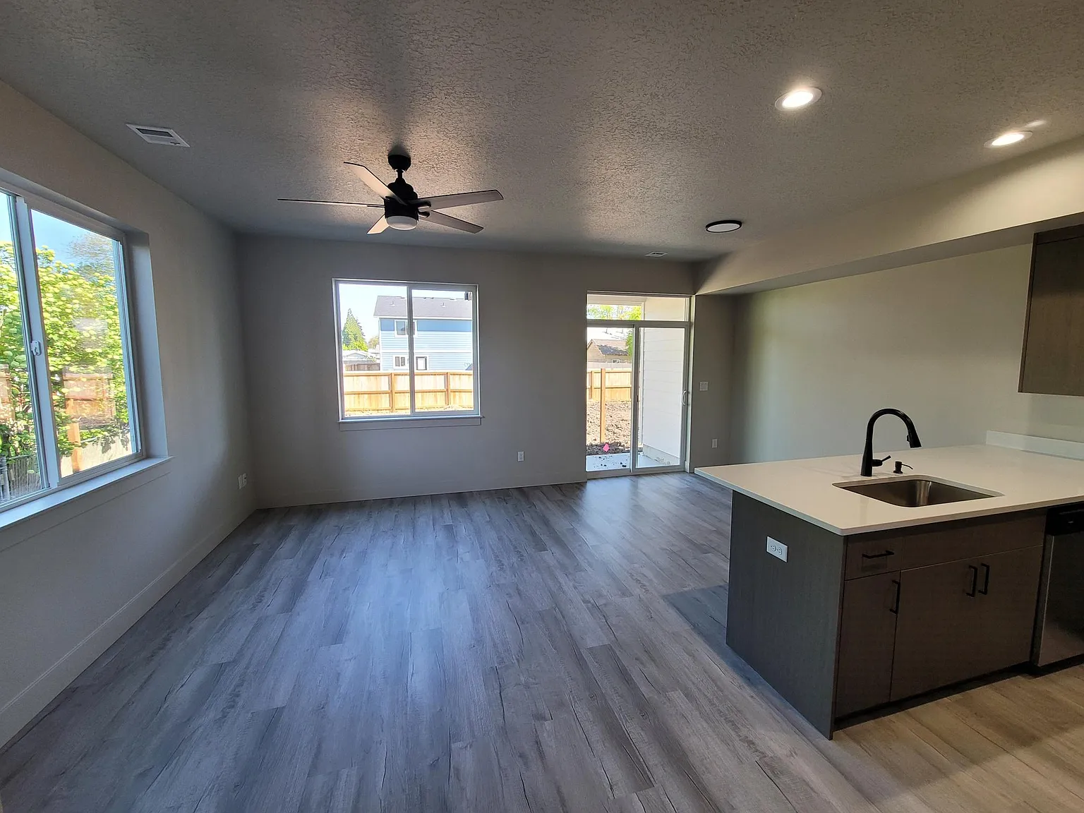 3 bed, 2.5 bath, 1281 sqft, $2,300 — Photo 4