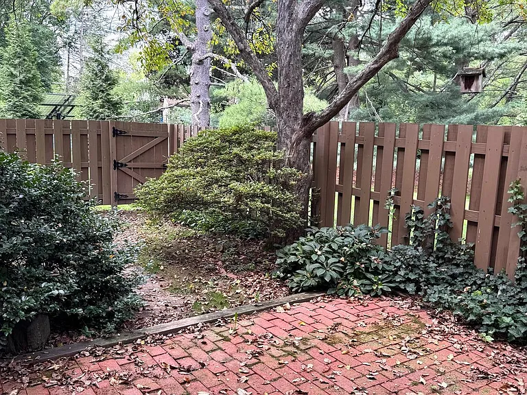 130 Westbury Ct — Photo 14
