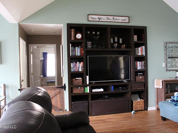 4th image of 1701 Fairway Dr