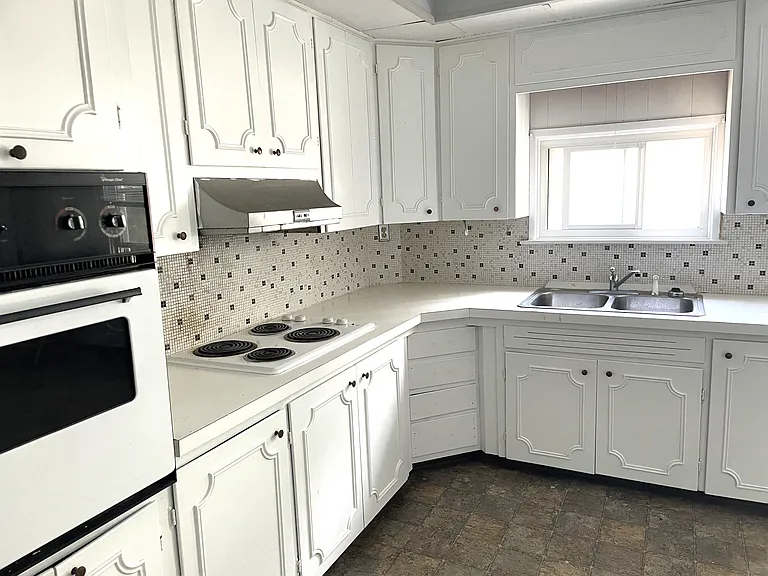 257 W 8th St #4 — Photo 1