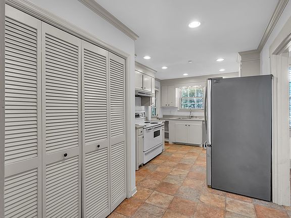 5th image of 665 Palmetto St