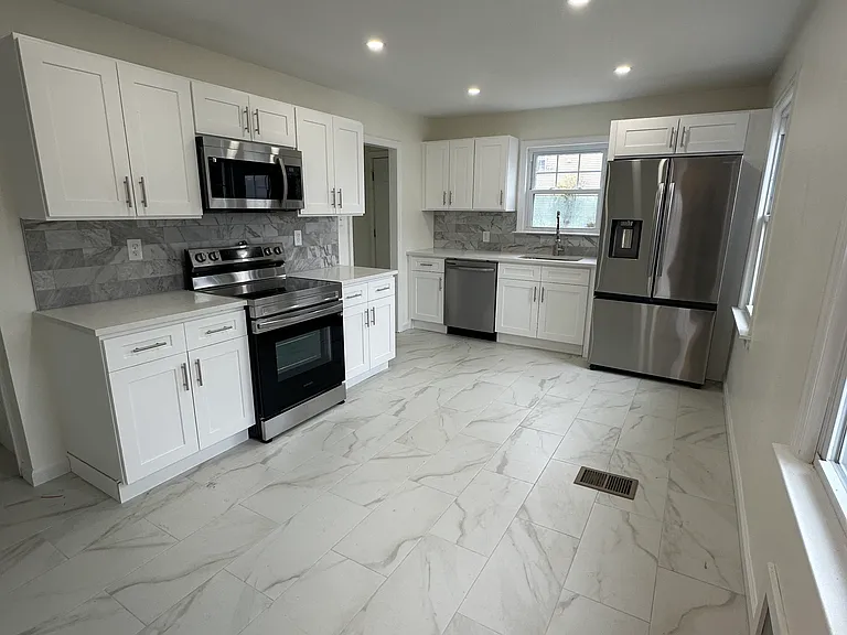 11 Colony St — Photo 9