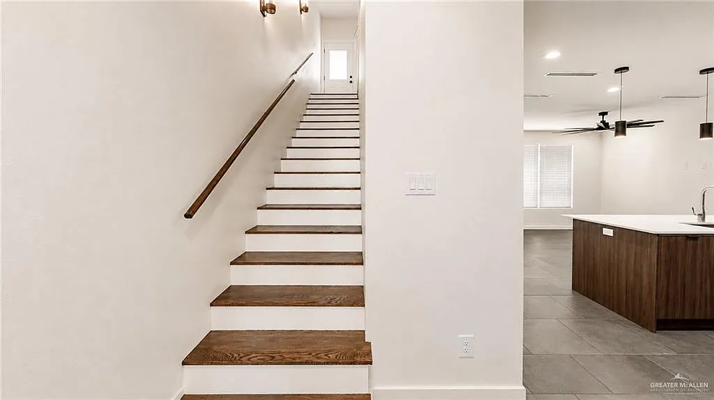 3 bed, 2.5 bath, 1676 sqft, $1,800 — Photo 4