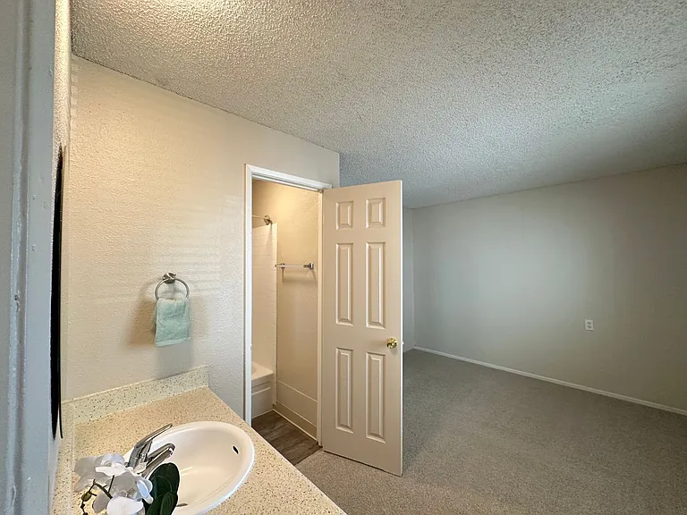 Boutique Apartments in Boulevard Park, Includes Gated, Covered Parking! — Photo 13