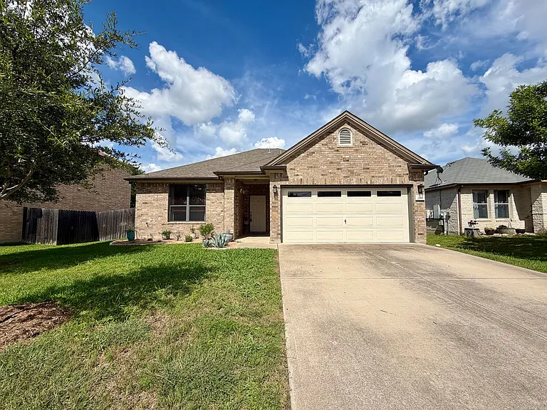 206 Briarwood Dr — Photo 1