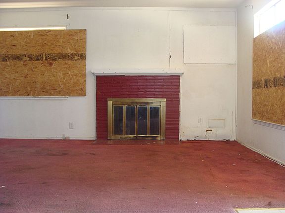 Living Rm w/ Fireplace