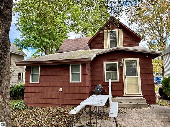 2nd image of 1009 1st Ave