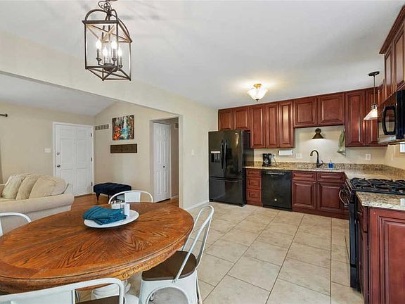4th image of 621 Claypool Dr