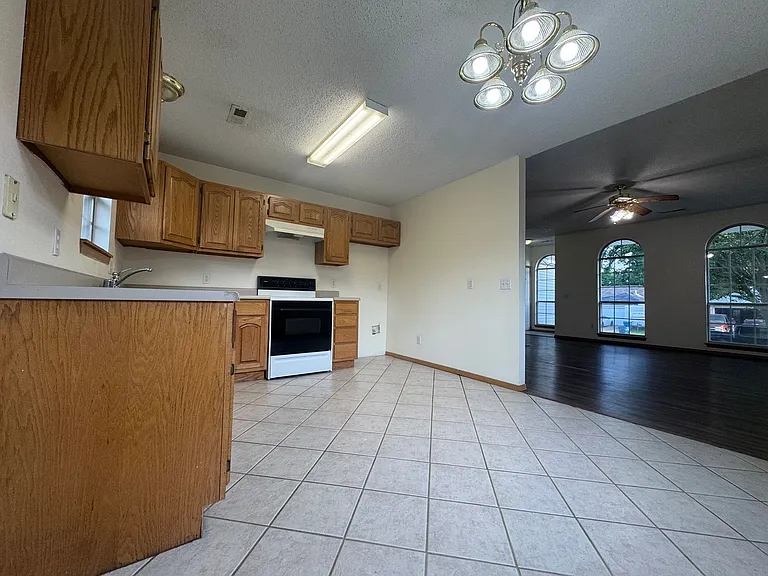 1502 Crescent St — Photo 5