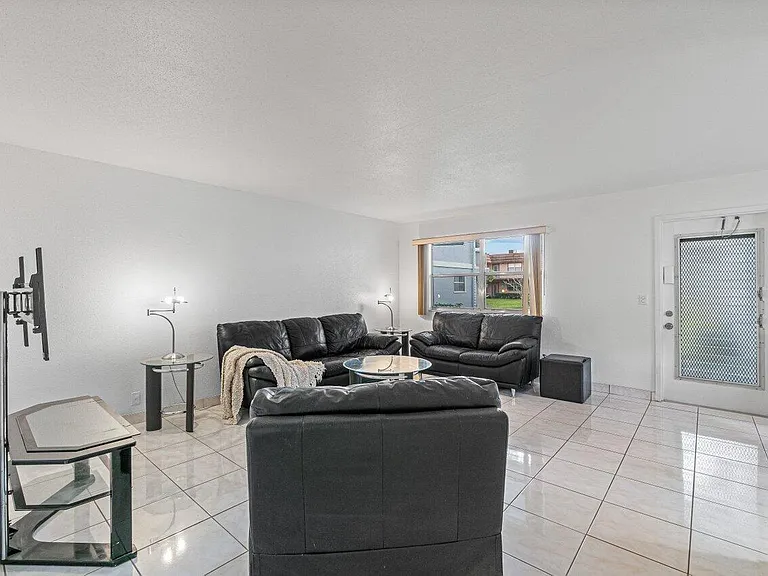 260 Brittany Ave #F — Photo 8