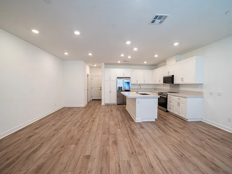 828 Mateo St #4 — Photo 7