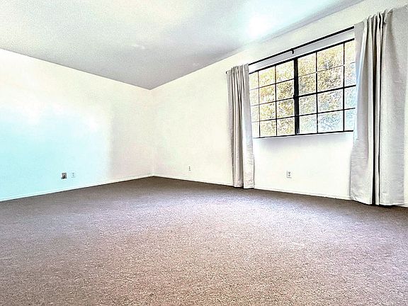 3rd image of 179 Courtyard Dr #1