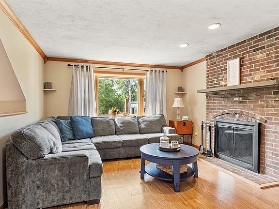 4th image of 11 Hemlock Ave