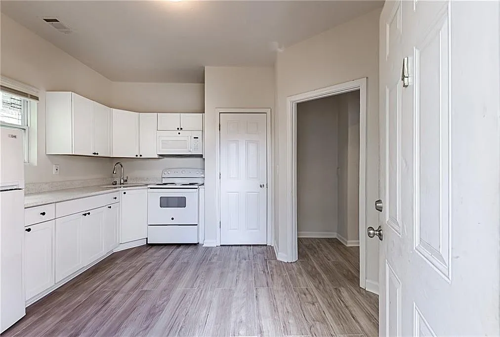 1 bed, 1.0 bath, 2350 sqft, $995 — Photo 2