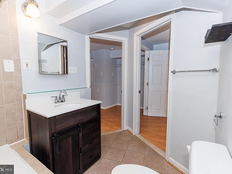 1437 E Capitol St SE #B — Photo 18