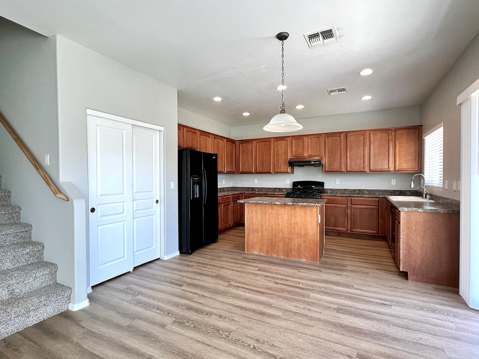 5 bed, 2510 sqft, $2,680 — Photo 4