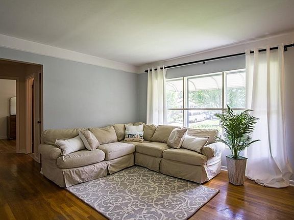 5th image of 297 Chesterfield Cir