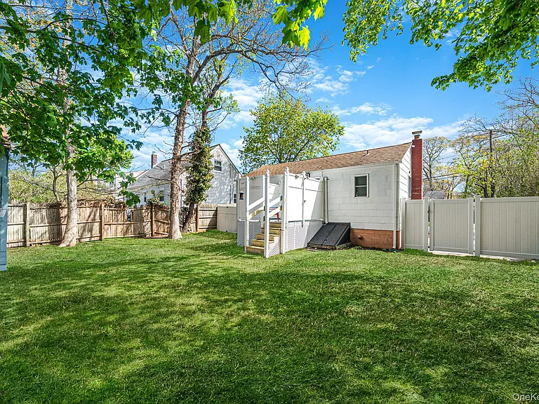 32 Dewey St — Photo 17
