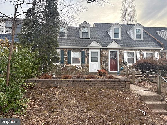 3rd image of 884 Woodlawn Ave