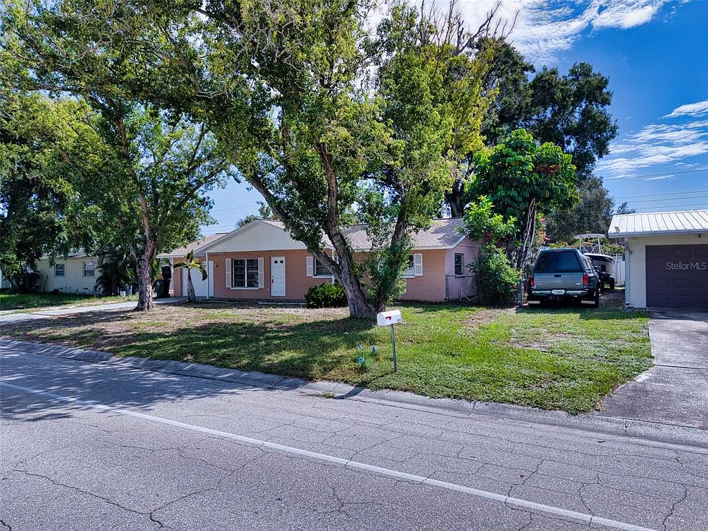 3 bed, 2.0 bath, 1188 sqft, $2,100 — Photo 2
