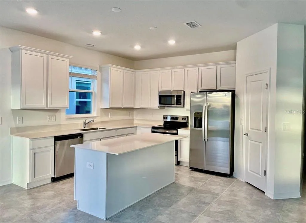4 bed, 2.0 bath, 1853 sqft, $2,250 — Photo 3