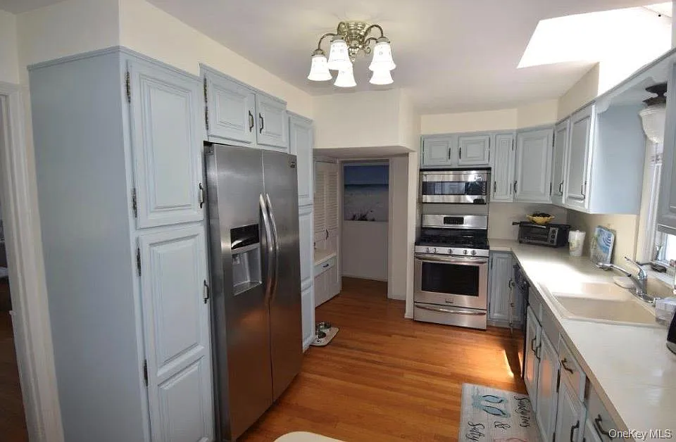 3 bed, 2.0 bath, 2418 sqft, $3,800 — Photo 2