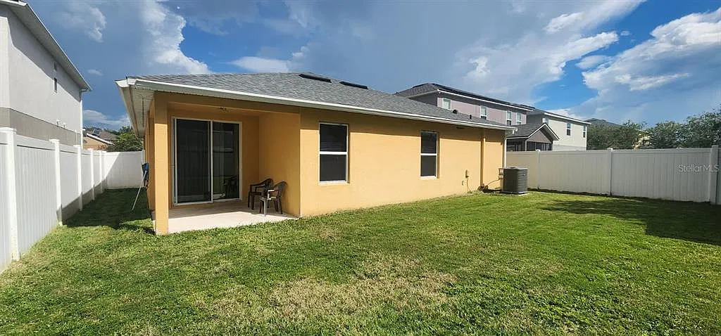 3 bed, 2.0 bath, 1760 sqft, $2,400 — Photo 2